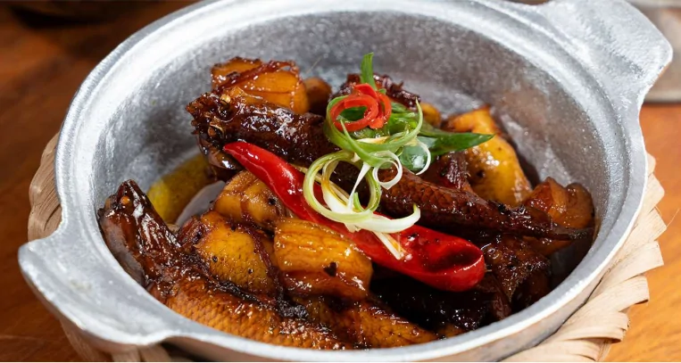 Cá Bống kho tộ: Từng con cá bống nhỏ săn chắc thịt, kho liu riu trong tộ đất cho đến khi sệt quánh, đậm đà vị tiêu kháng.