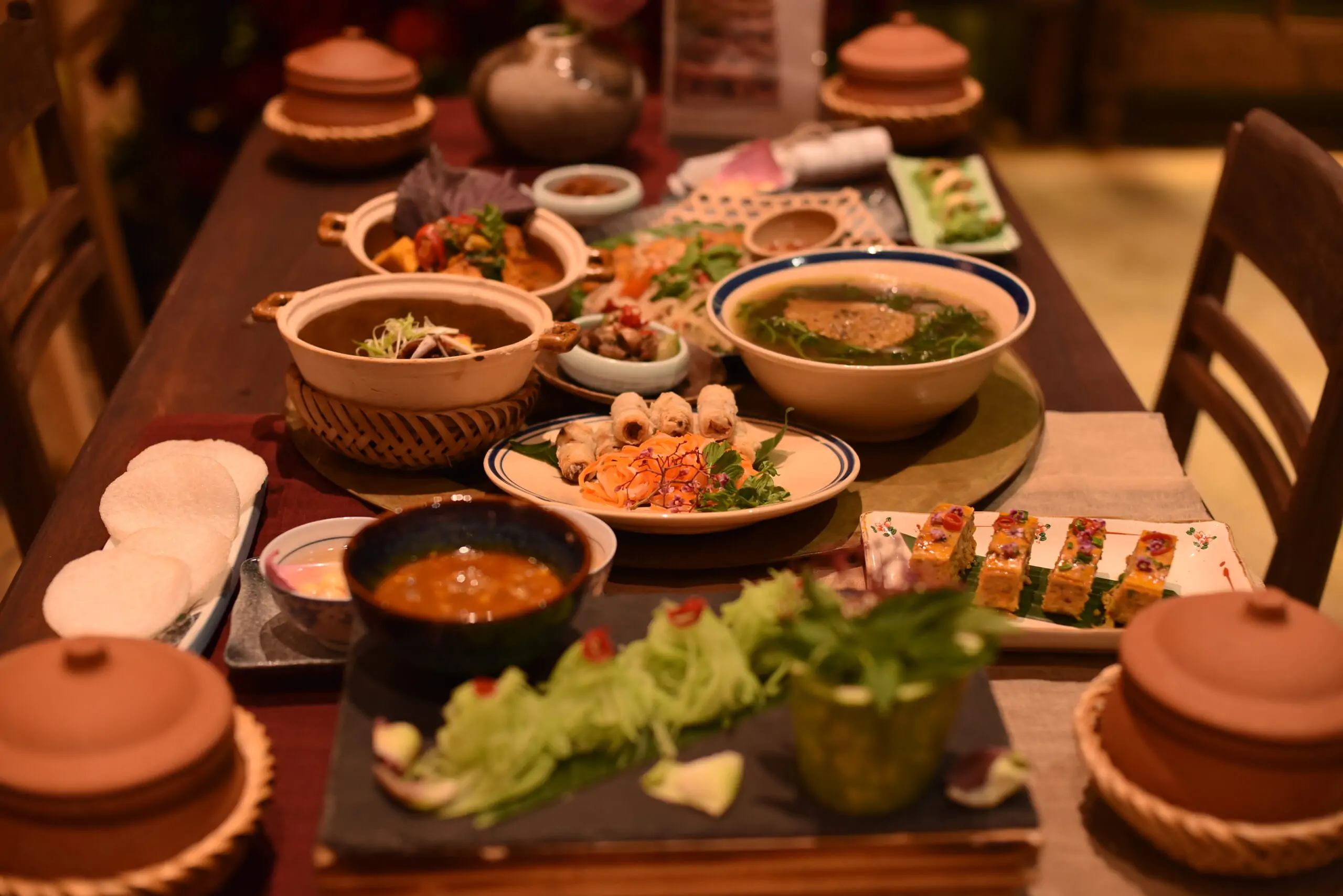 Mâm cơm nhà hàng cơm niêu nghêj