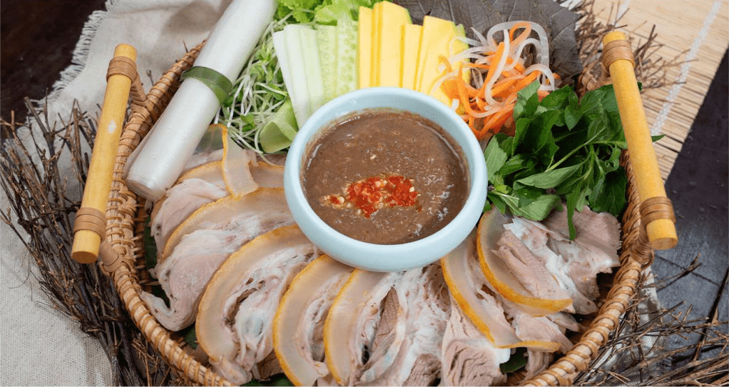 Mẹt bê thui cuốn chấm mắm nêm