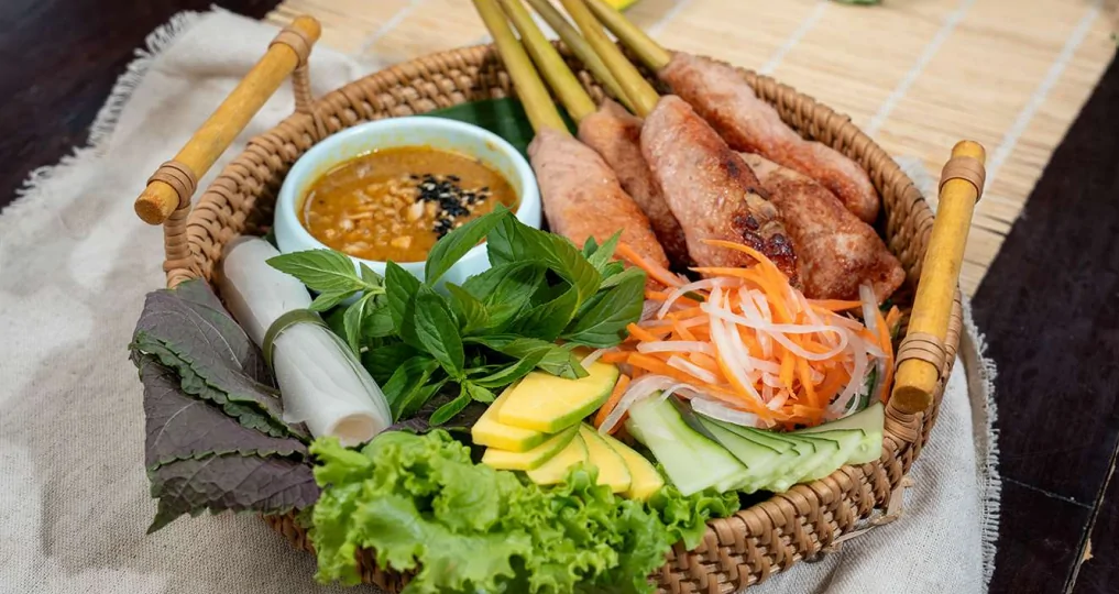 Mẹt nem lụi sả xứ Huế