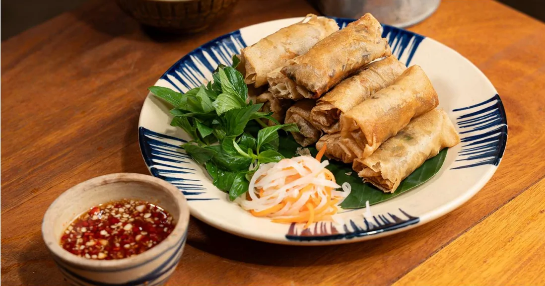 Nem rán Huế thương: Những cuốn nem nhỏ nhắn, lớp vỏ vàng ruộm, nhân thịt mộc nhĩ giòn ngọt vị truyền thống.