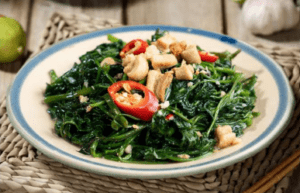 Rau muống xào tỏi tóp mỡ